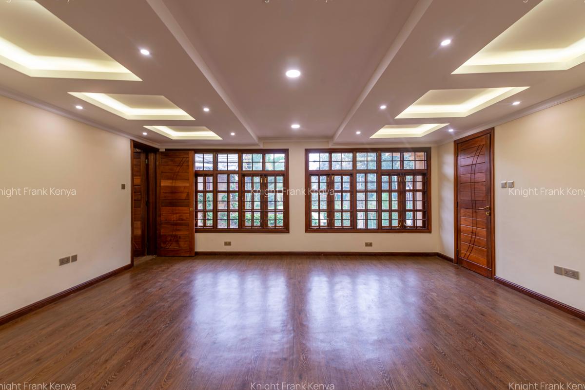 5 Bed House with En Suite in Ridgeways - 15