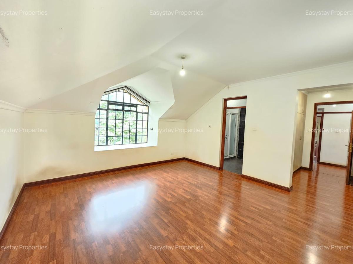 3 Bed Apartment with En Suite in Brookside - 5