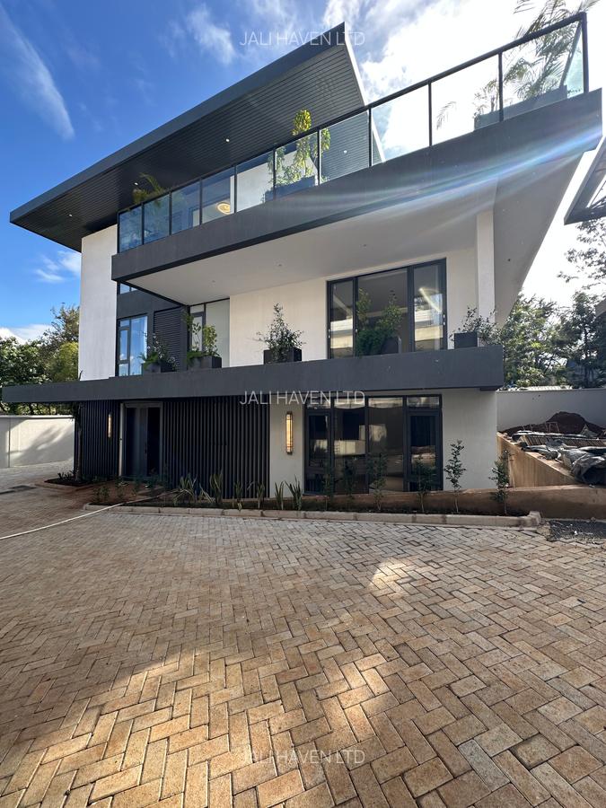 5 Bed Villa with En Suite in Lavington - 1