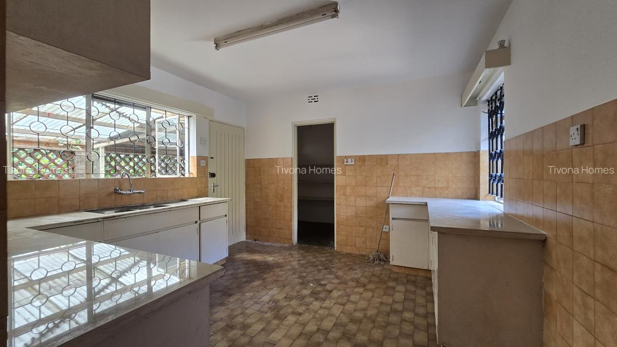 4 Bed House with En Suite in Lavington - 10