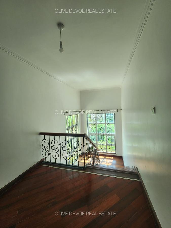 5 Bed Townhouse with En Suite in Lavington - 3