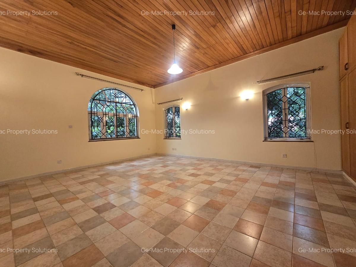 4 Bed House with En Suite in Hill View - 3