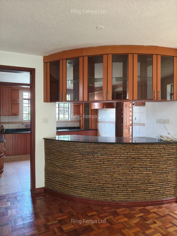 5 Bed House with En Suite in Lavington - 1