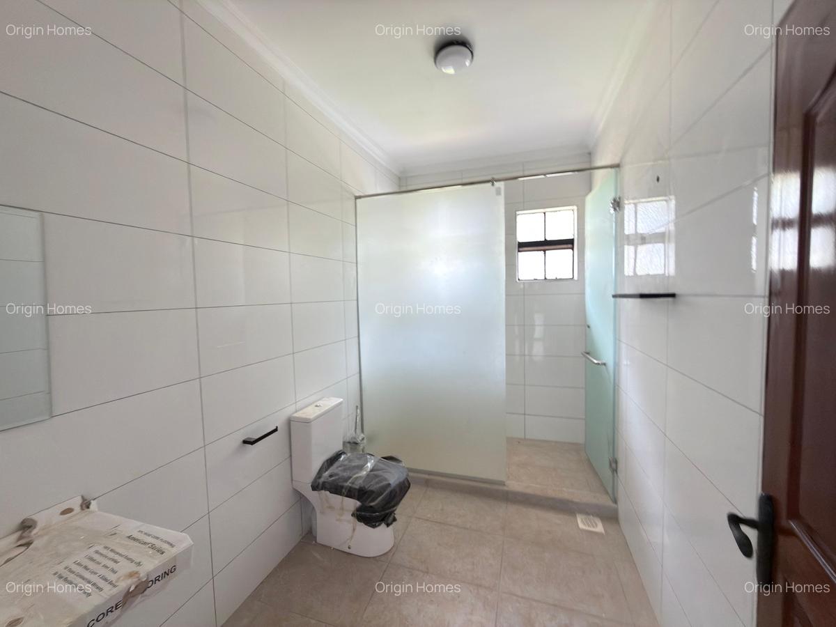 5 Bed House with En Suite at Windsor - 9