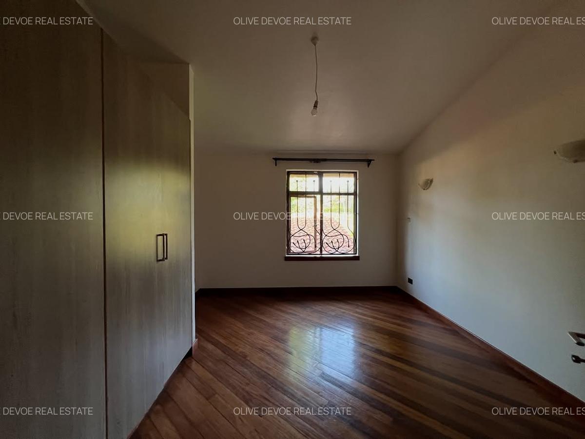 5 Bed House with En Suite in Runda - 9