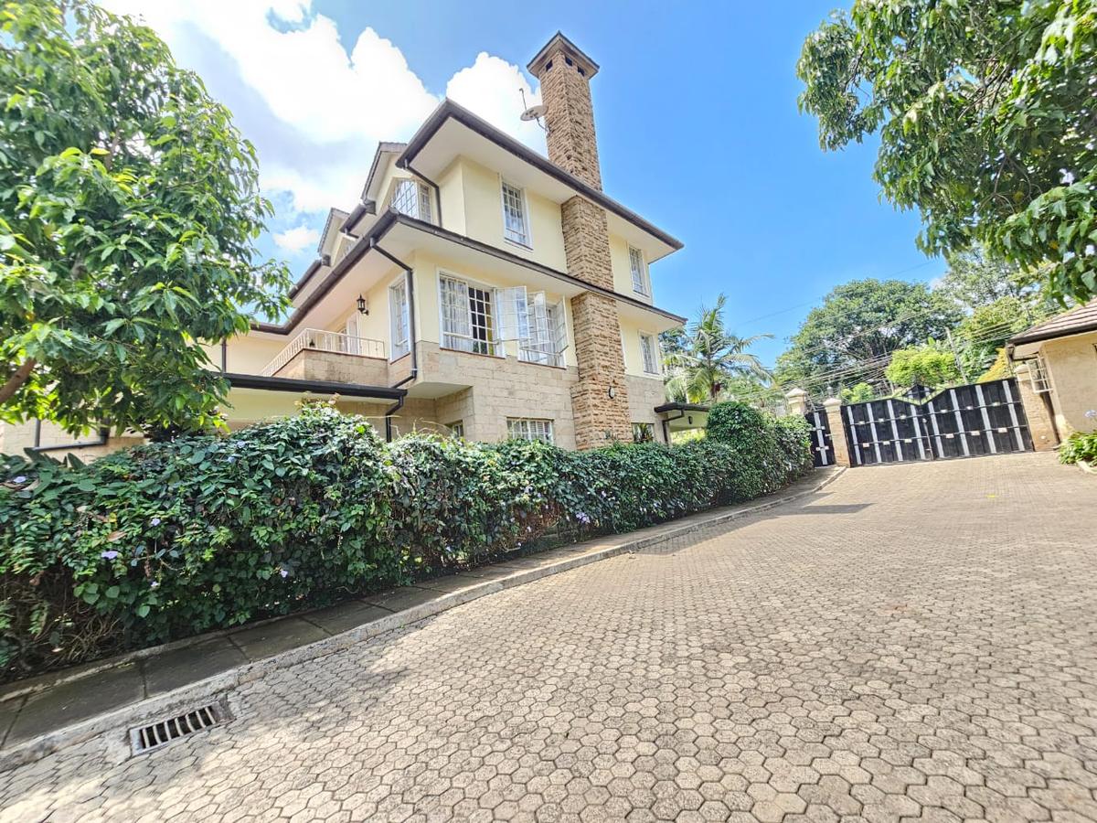 5 Bed House with En Suite in Lavington - 4