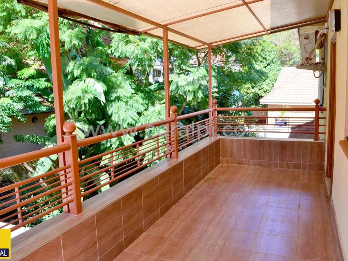 6 Bed House with En Suite in Lavington - 15