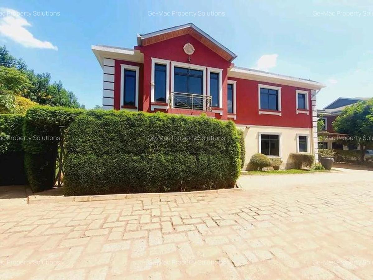 5 Bed House with En Suite in Lavington - 1