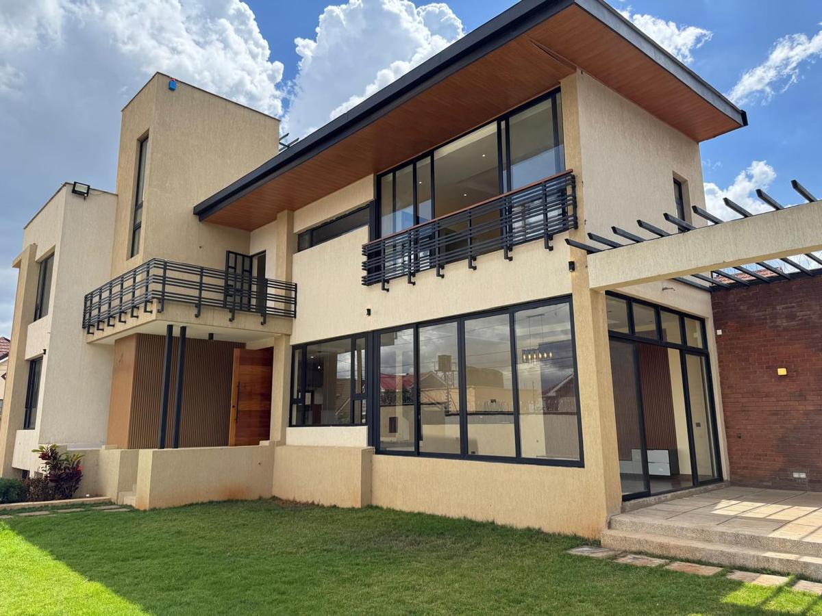 4 Bed Townhouse with En Suite at Membley Estate - 2