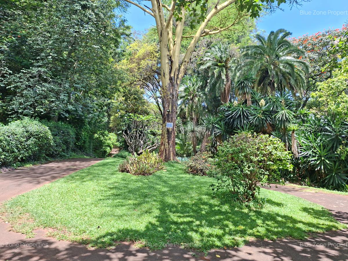 5 Bed House with En Suite at Off Ridgeways Rd - 5