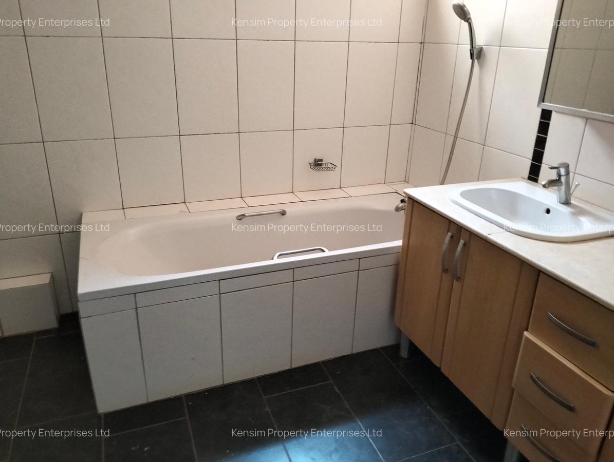 5 Bed Townhouse with En Suite in Brookside - 12