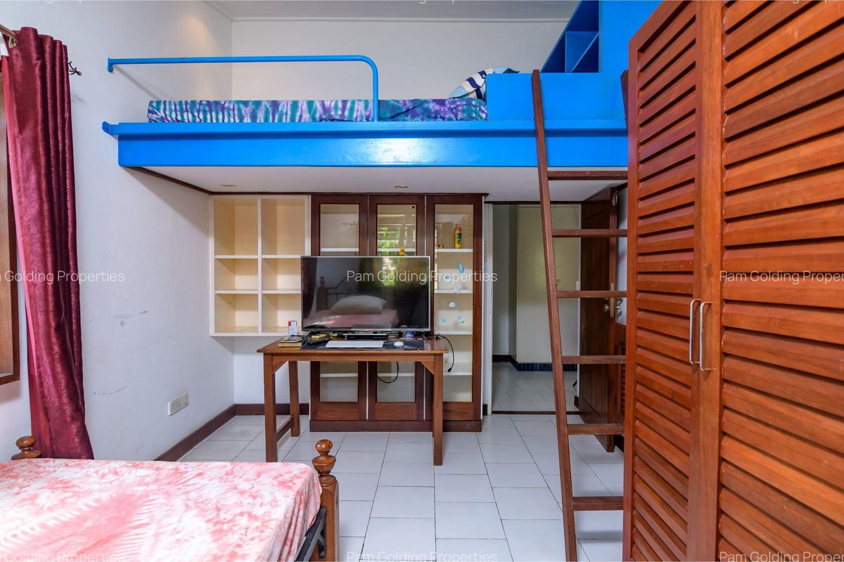 5 Bed Townhouse with Garden in Nyali Area - 12