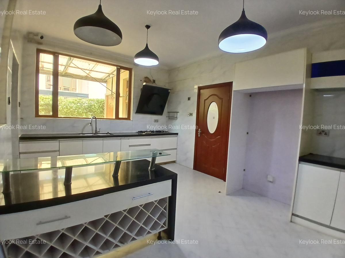 5 Bed Townhouse with En Suite at Lavington Green - 17