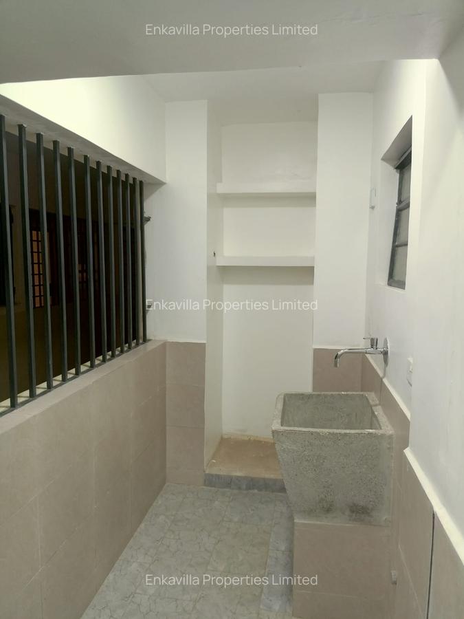 3 Bed Apartment with En Suite at Makasembo Road - 14
