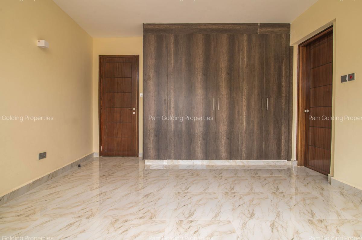 4 Bed Apartment with En Suite at 4Th Parklands - 14