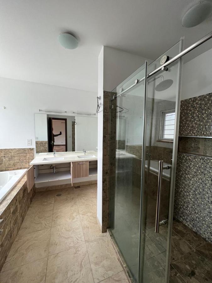 5 Bed Townhouse with En Suite in Lavington - 4