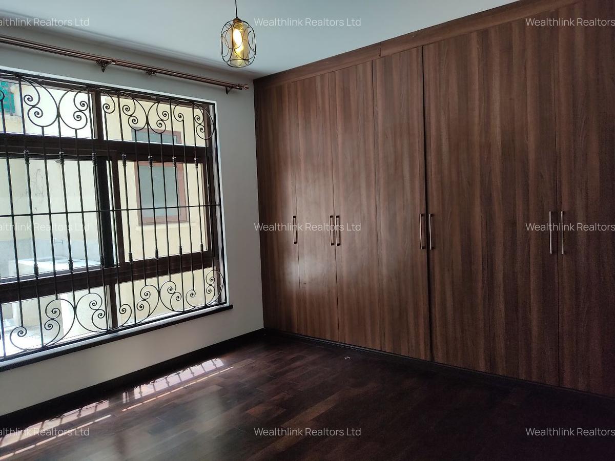 5 Bed Townhouse with En Suite at Lavington - 13