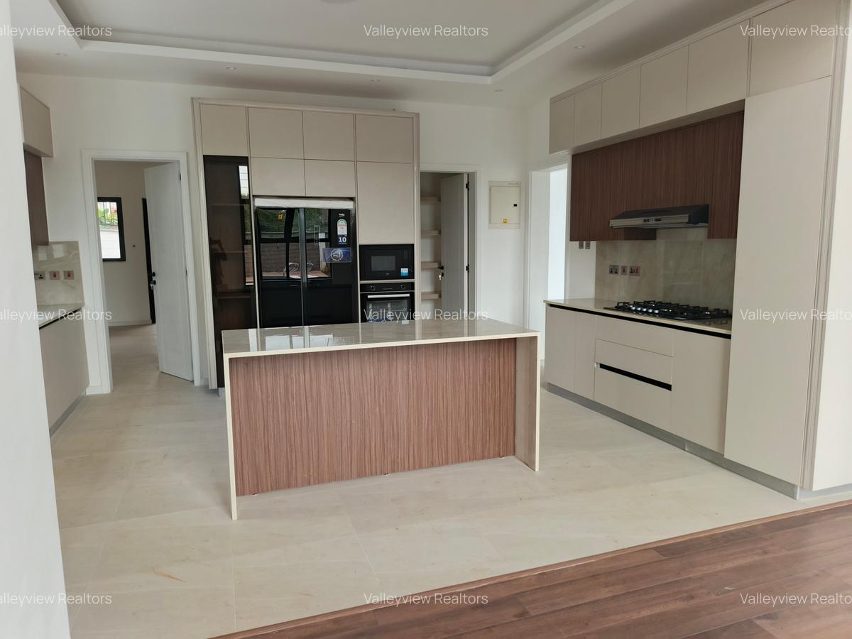 5 Bed Townhouse with En Suite at Lavington - 19