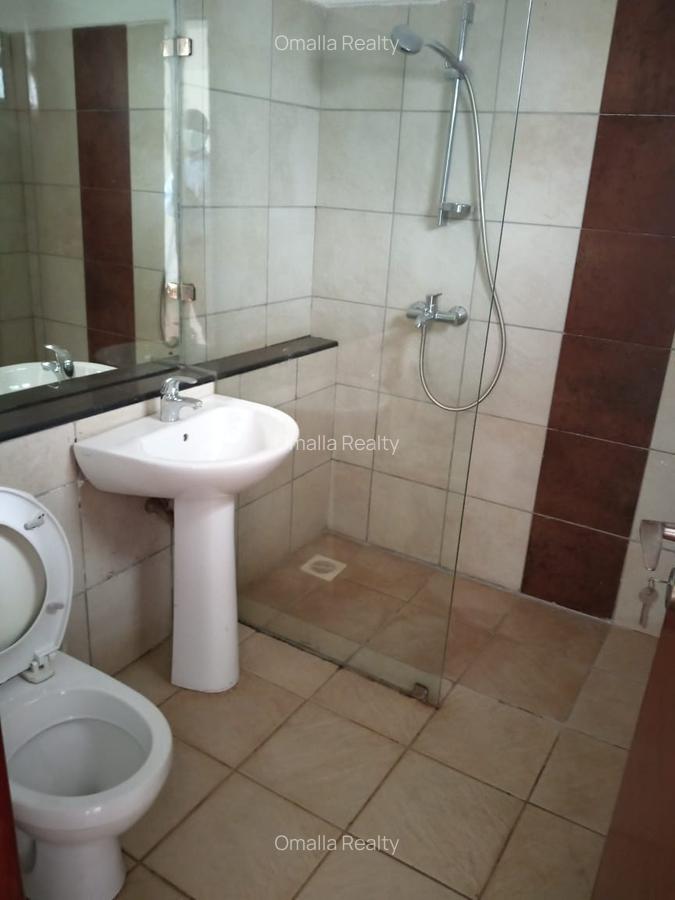 4 Bed House with En Suite in Lavington - 12