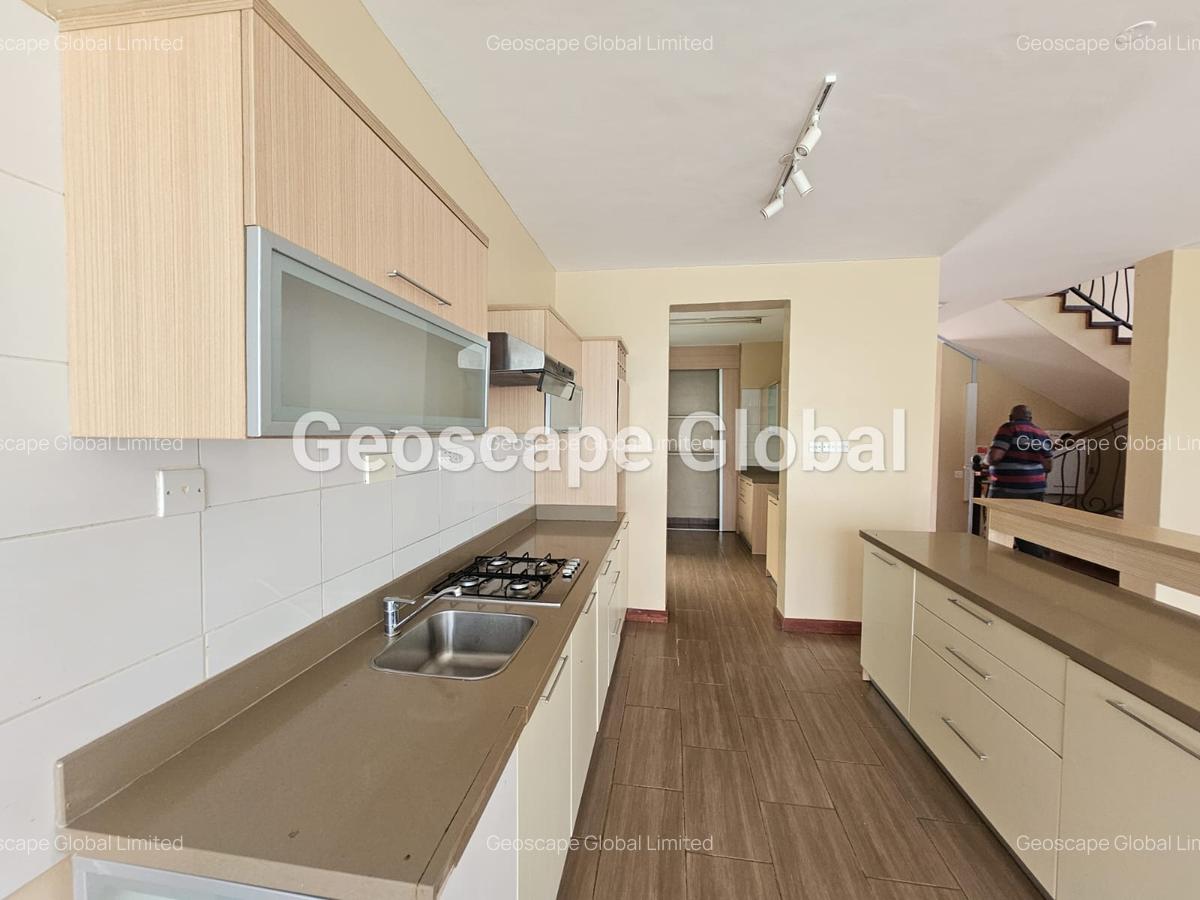 4 Bed House with En Suite in Ridgeways - 4