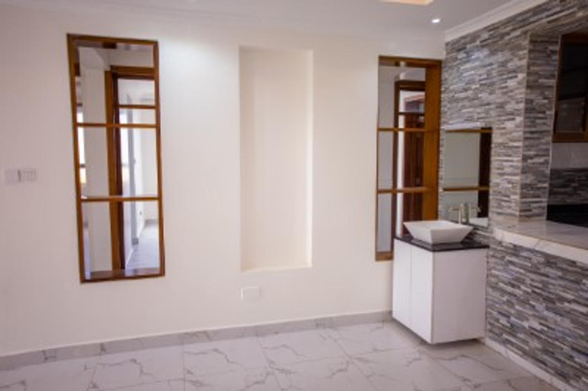 Serviced 4 Bed Apartment with En Suite at Third Avenues - 9