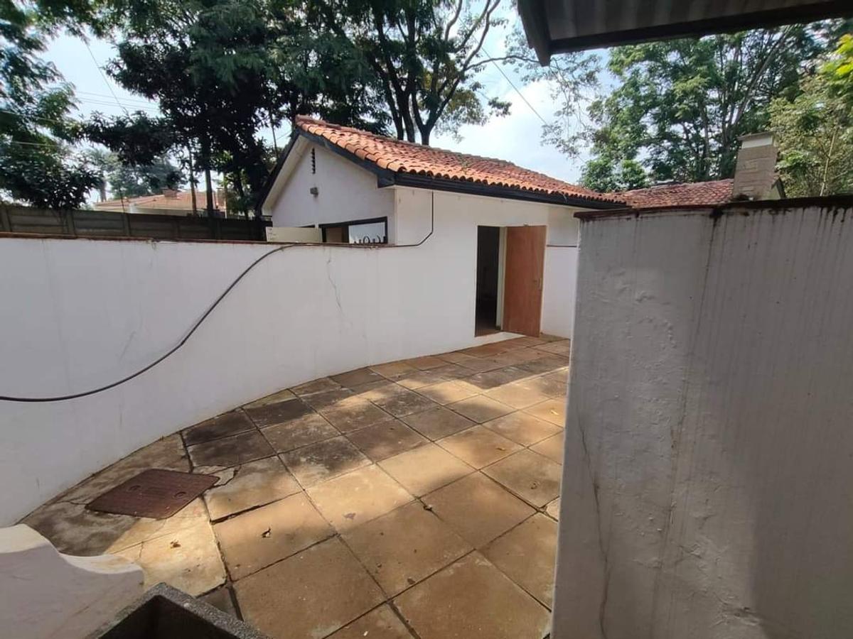 8 Bed House with En Suite at Lavington - 11