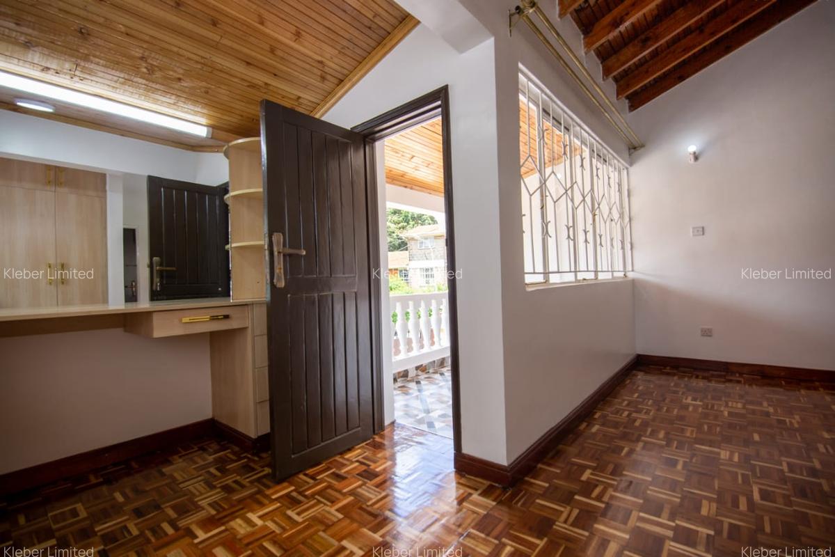 4 Bed House with En Suite in Lavington - 2
