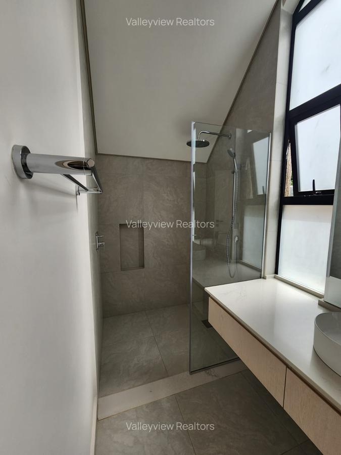 6 Bed Townhouse with En Suite at Lavington - 7