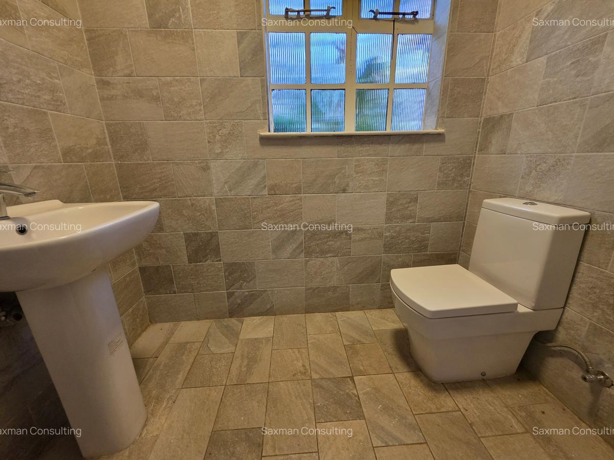 4 Bed House with En Suite in Lavington - 11