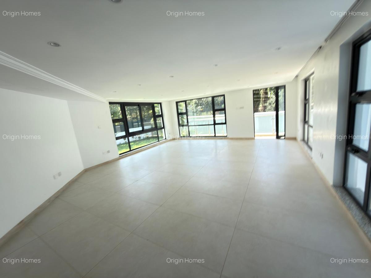 6 Bed House with En Suite in Runda - 10