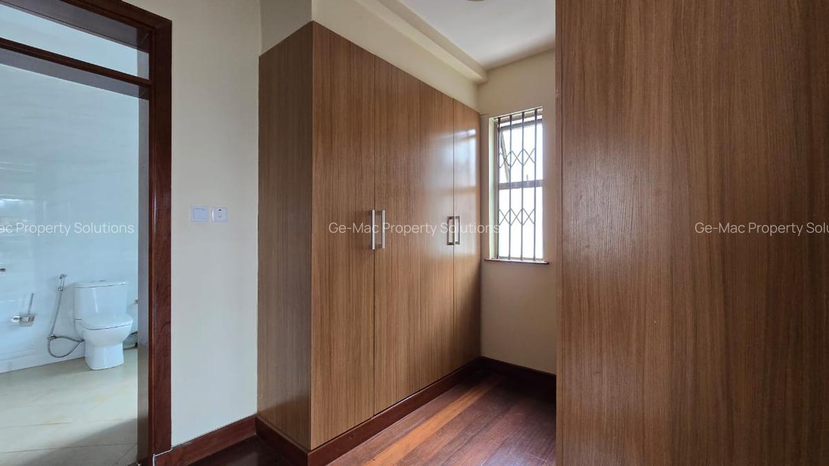 5 Bed House with En Suite in Lavington - 19