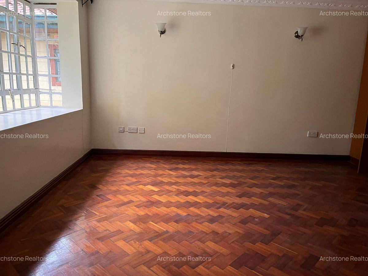 5 Bed House with En Suite in Lavington - 2