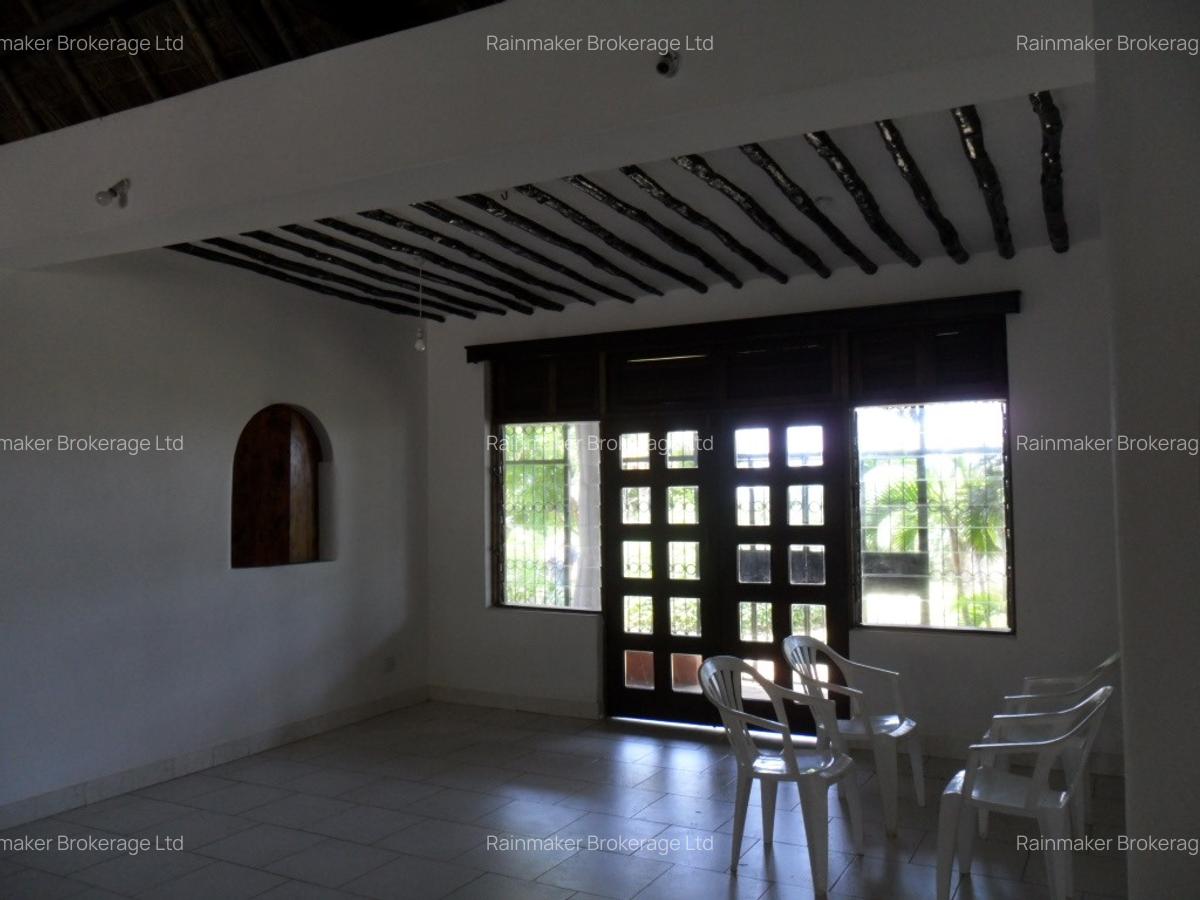 4 Bed Villa with Swimming Pool in Likoni - 17