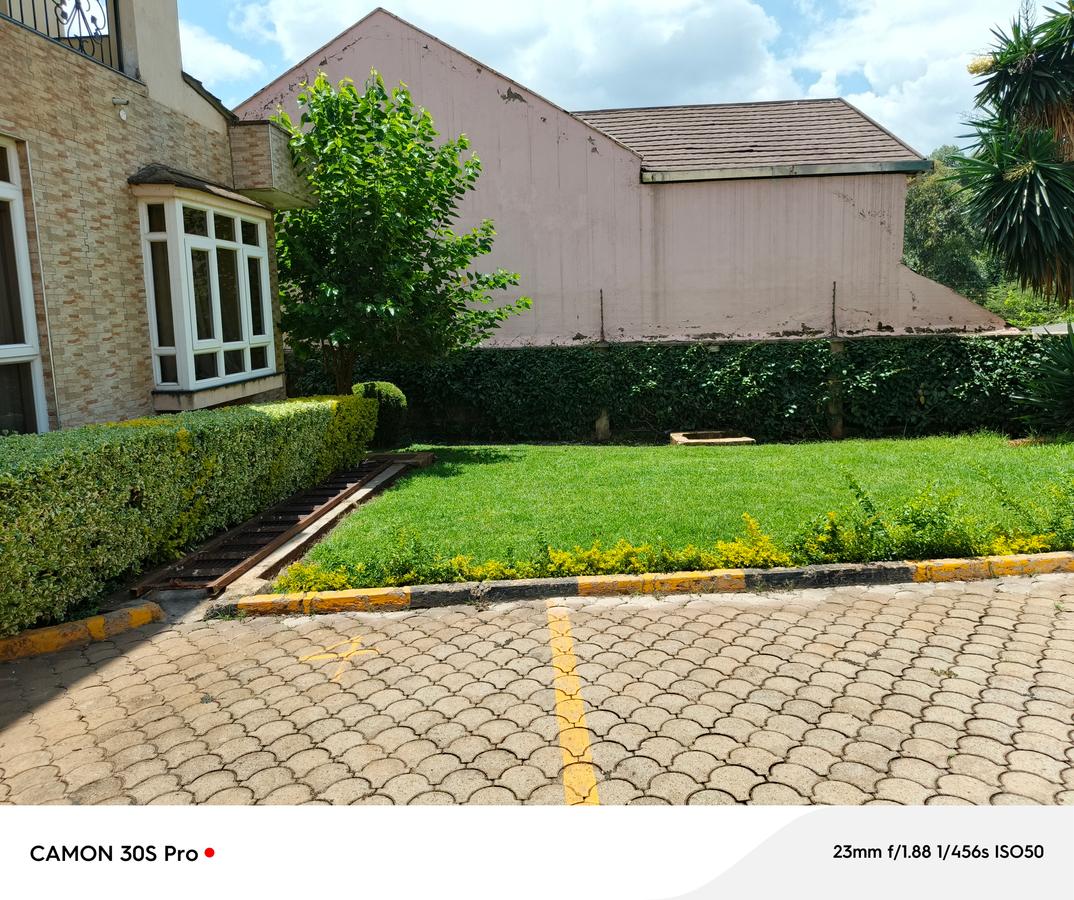 6 Bed Townhouse with En Suite at Lavington - 3