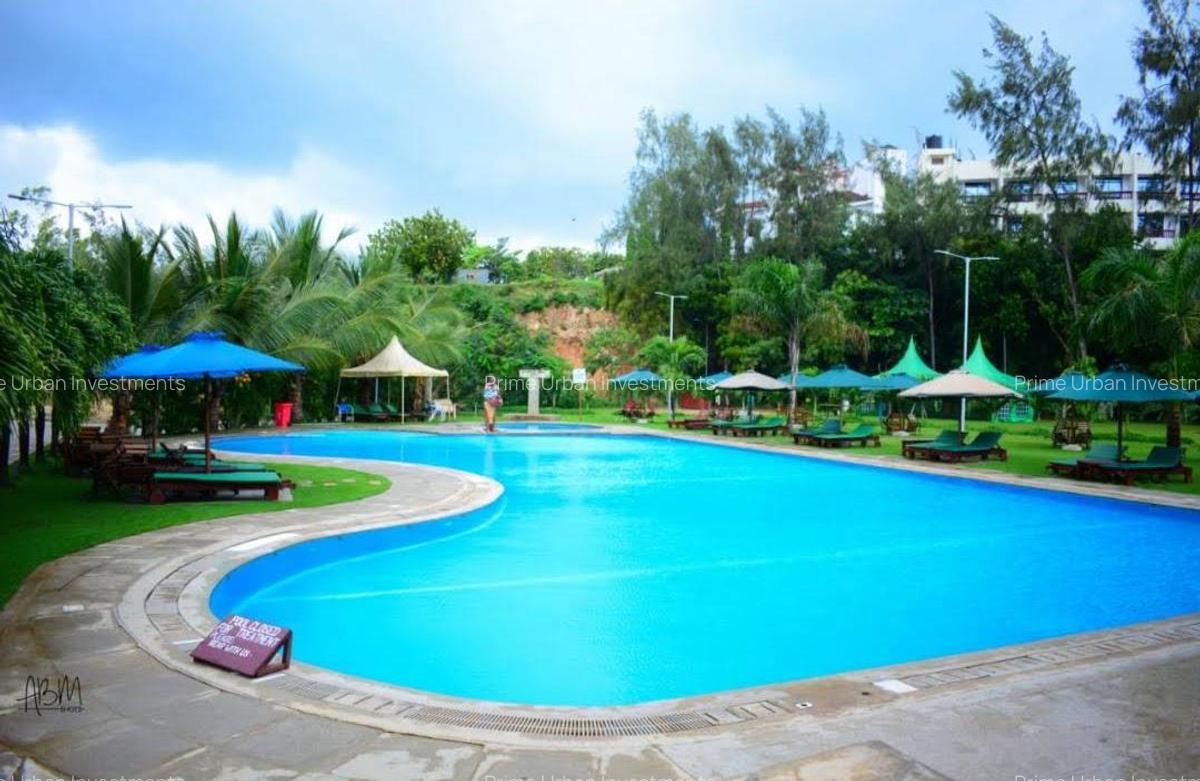 Serviced 1 Bed Apartment with En Suite at Sunset Paradise - 14