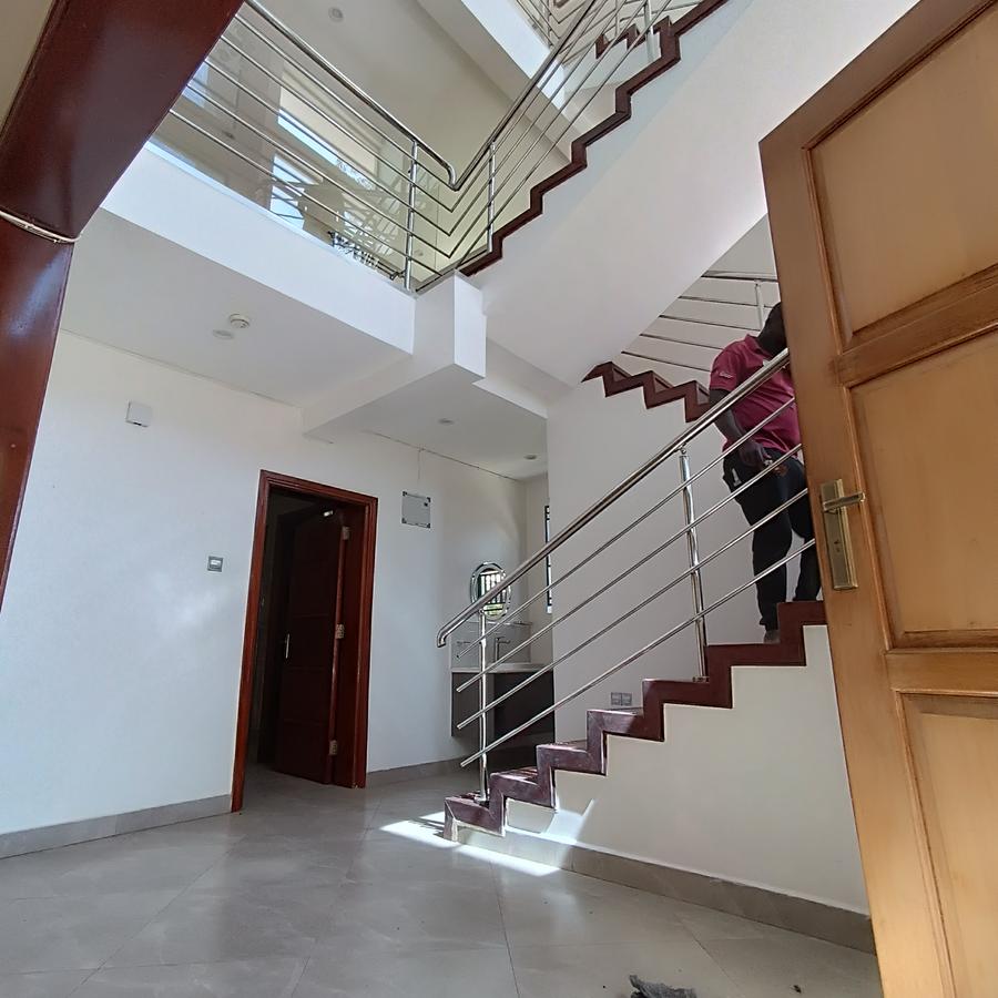 5 Bed House with En Suite in Lavington - 11