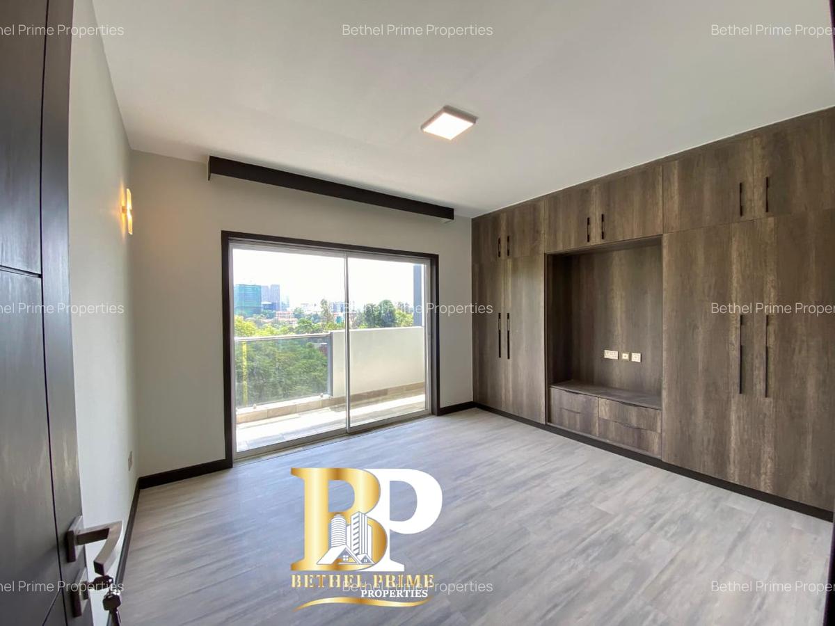 3 Bed Apartment with En Suite in Riverside - 16