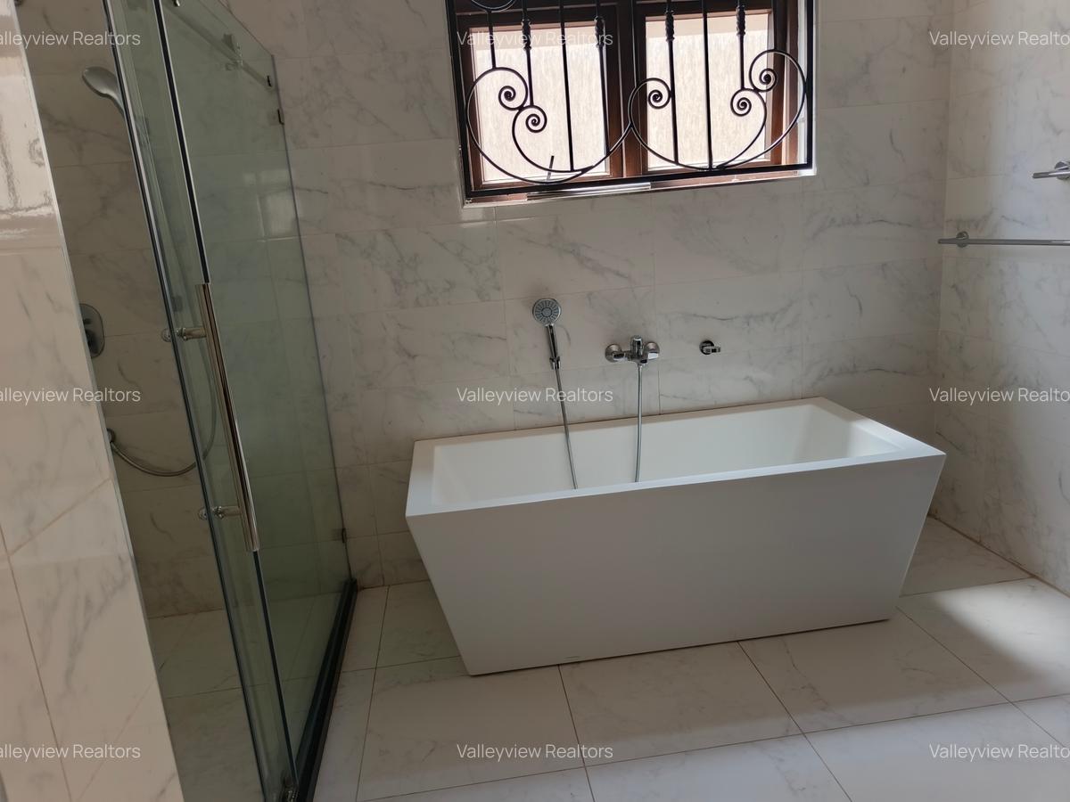 5 Bed Townhouse with En Suite at Lavington - 4