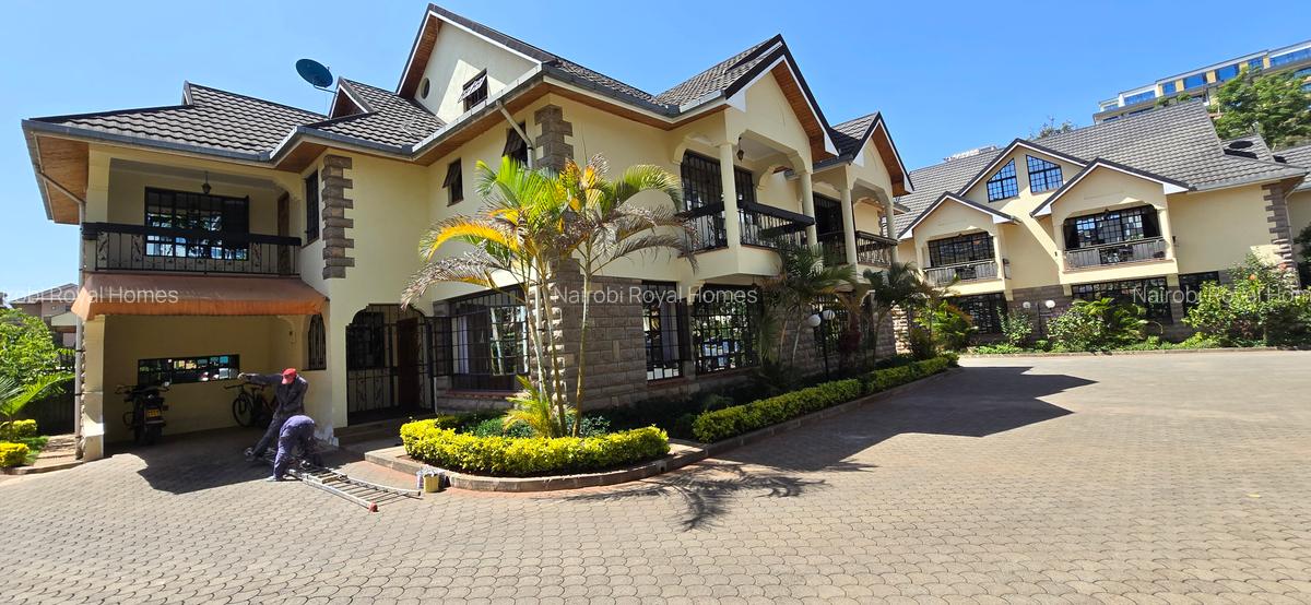 5 Bed Townhouse with En Suite at Lavington Green - 1