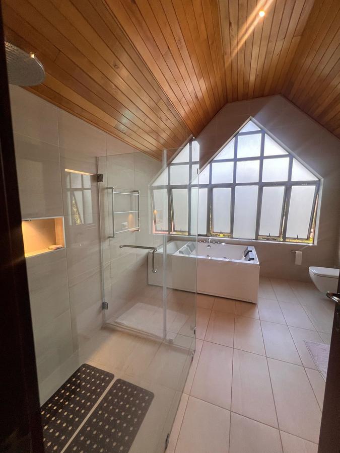 5 Bed House with En Suite in Lavington - 5