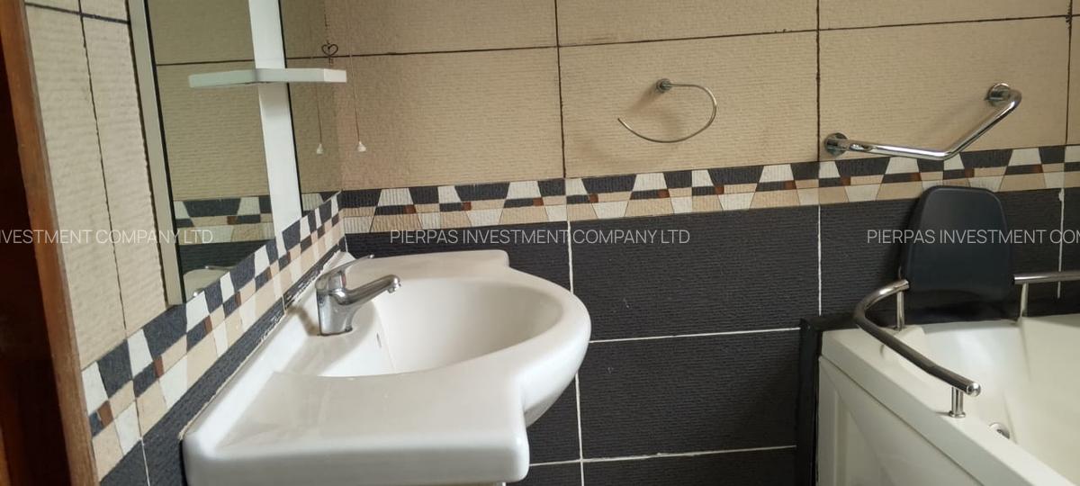 5 Bed Townhouse with En Suite in Spring Valley - 4