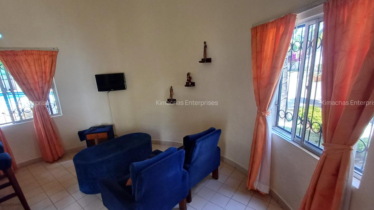 Furnished 1 Bed Apartment with En Suite at Links Road - 11
