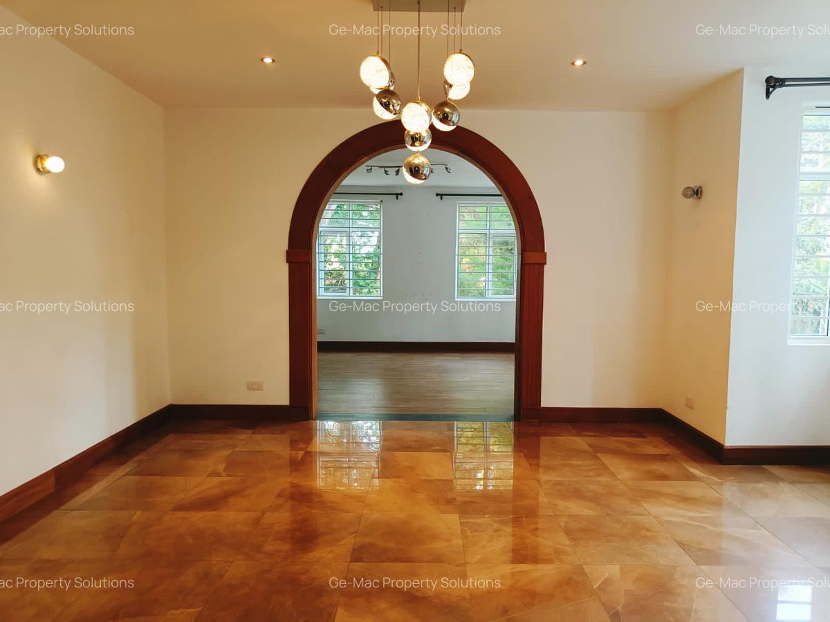 5 Bed House with En Suite in Rosslyn - 16