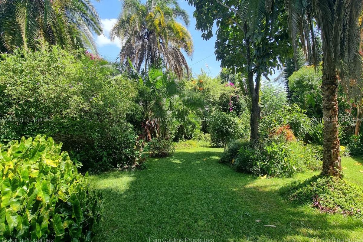 5 Bed House with Garden in Rosslyn - 15