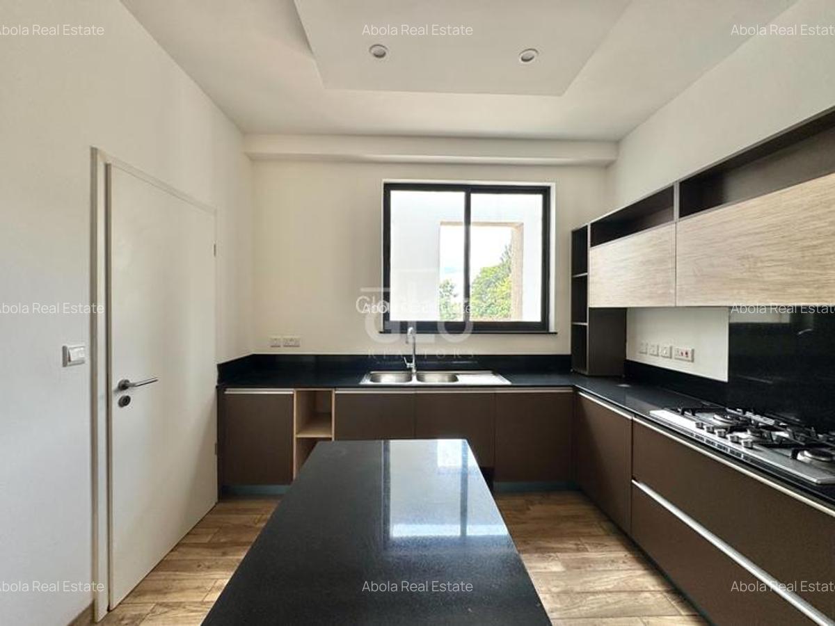 4 Bed Apartment with En Suite in Riverside - 18