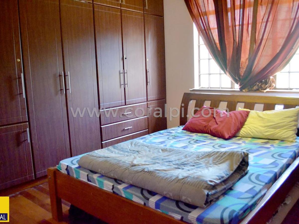 6 Bed House with En Suite in Lavington - 13