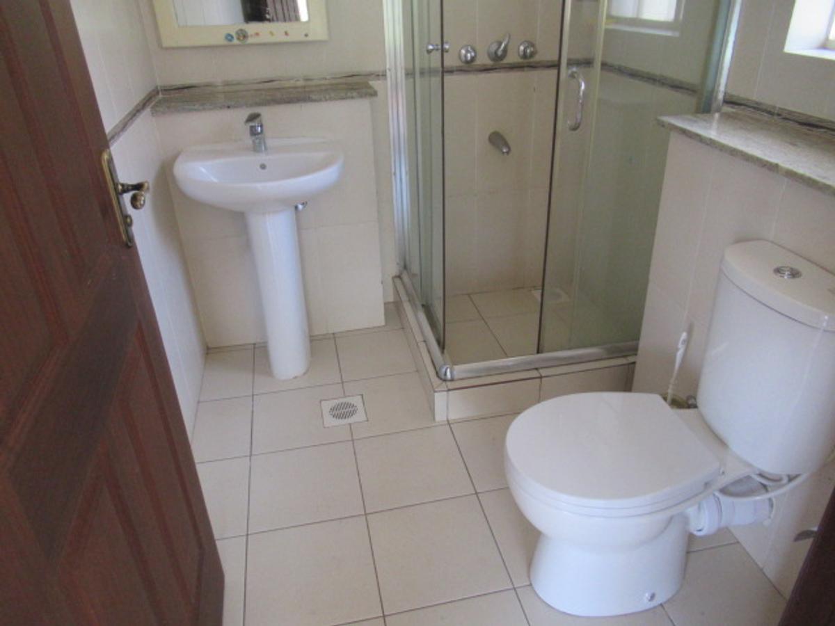 5 Bed Townhouse with En Suite at Lavington - 17