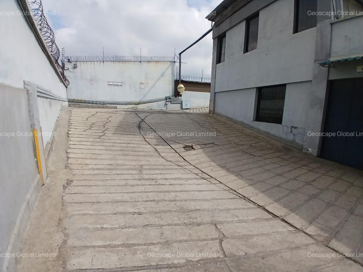 8,400 ft² Commercial Property with Parking in Industrial Area - 3