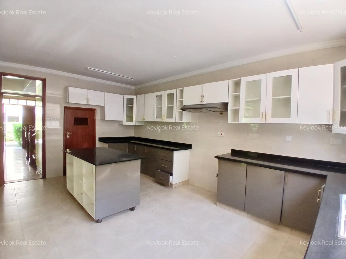 5 Bed Townhouse with En Suite at Lavington - 3