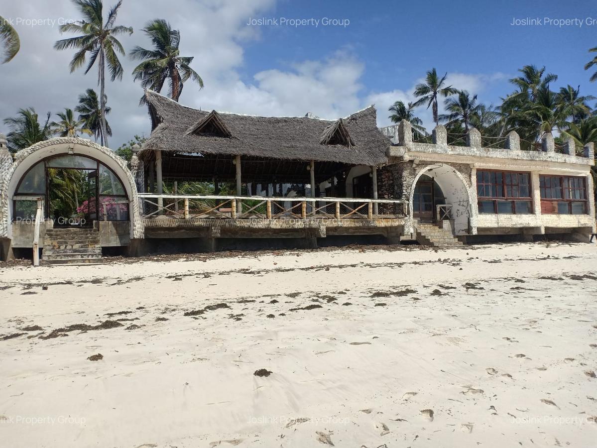 10 Bed Villa with En Suite at Central - 1
